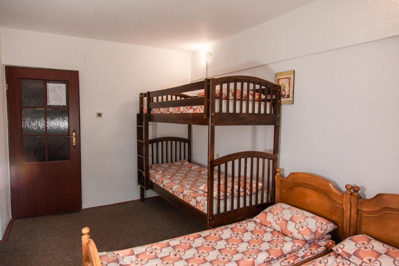 Hostel Alex - Complex Dumbrava Minunata คัมพูลุง โมลโดเวเนสค์ ภายนอก รูปภาพ